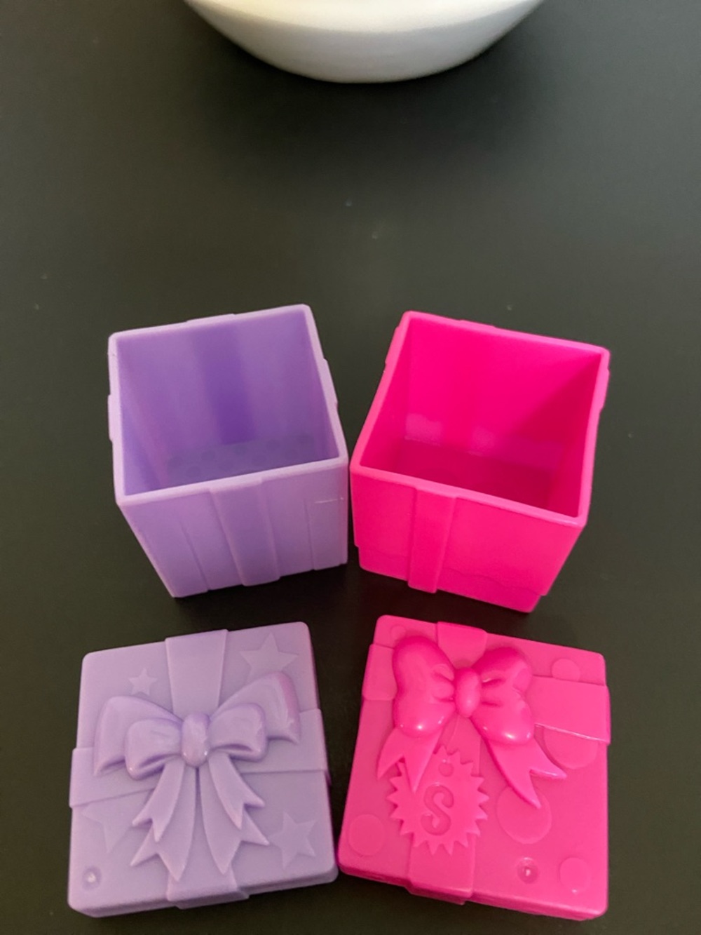 Shopkins Playset Lot: Pink & Purple Presents, Pink Shopping Bags & 16 Shopkins - Picture 10 of 16